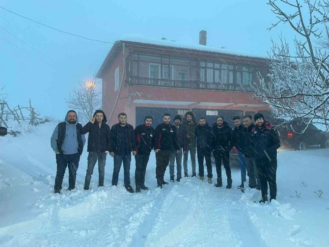 Off Roadcular Yolda Kalan Tırı Böyle Kurtardı