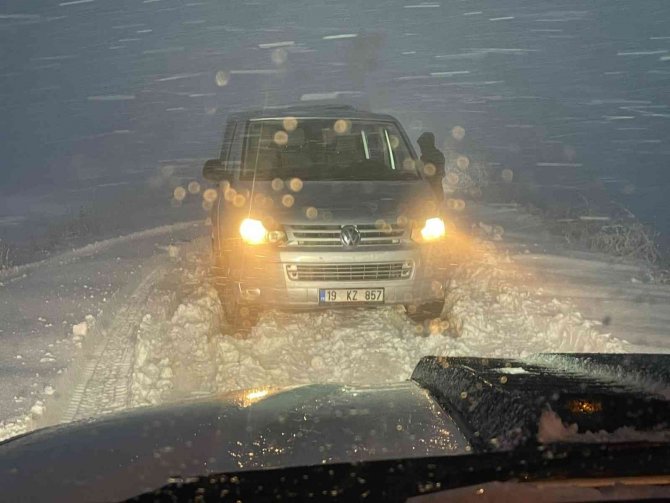 Off Roadcular Yolda Kalan Tırı Böyle Kurtardı