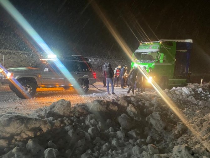 Off Roadcular Yolda Kalan Tırı Böyle Kurtardı