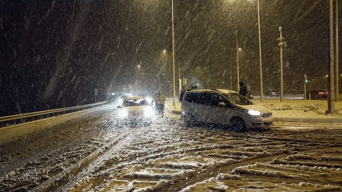 Çorum’da Kar Yağışı Etkili Oldu, Karayolunda Ekipler Seferber Oldu
