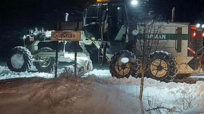 Orman Ekiplerinden Uşak’ta Karla Mücadeleye Destek