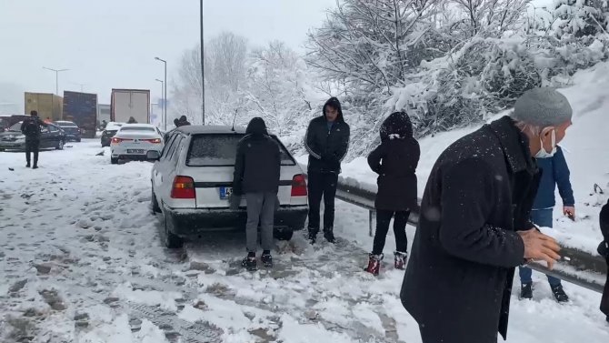 Tem Otoyolu’nda Çok Sayıda Araç Birbirine Girdi