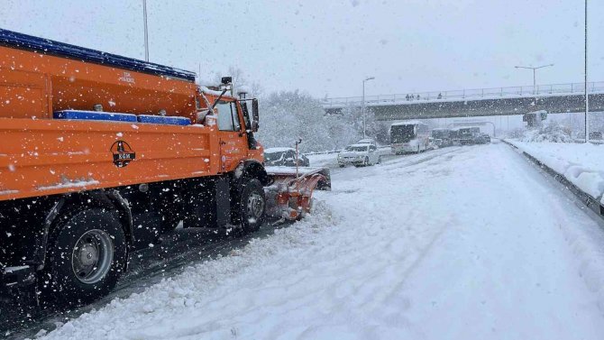 37 Aracın Zincirleme Kaza Yaptığı Tem Tek Şeritten Trafiğe Açıldı