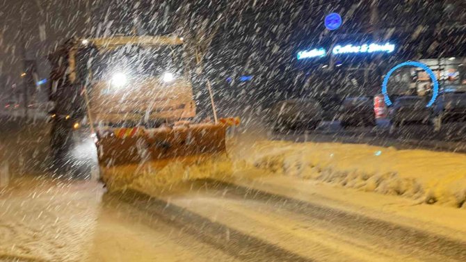 Düzce’de Yoğun Kar Yağışında Ekiplerin Çalışması Sürüyor