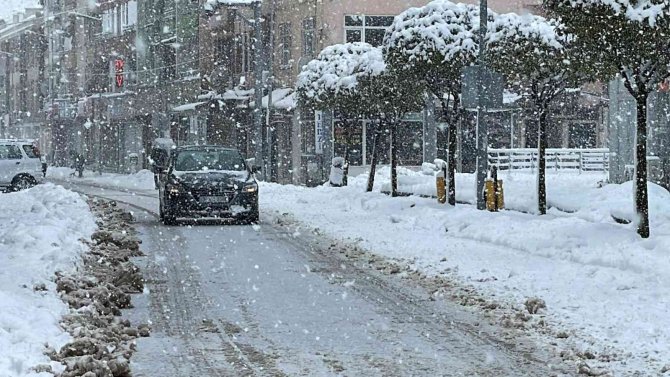 Düzce’de Yoğun Kar Yağışı Devam Ediyor