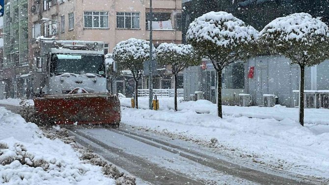 Düzce’de Yoğun Kar Yağışı Devam Ediyor