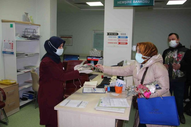 Sağlıkçılar Şifa, Refakatçiler Karanfil Dağıttı