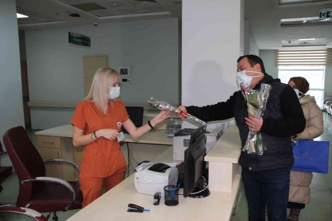 Sağlıkçılar Şifa, Refakatçiler Karanfil Dağıttı