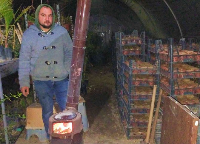 Serasında Soba Yakıp ’Zirai Don’ Nöbeti Tutuyor