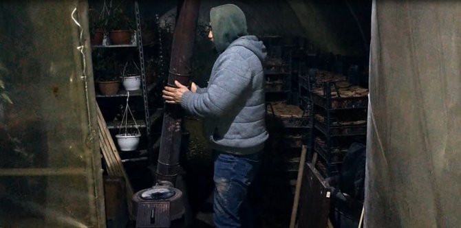 Serasında Soba Yakıp ’Zirai Don’ Nöbeti Tutuyor