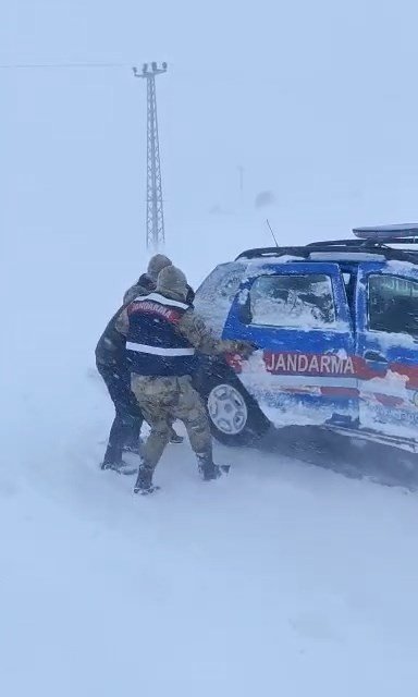 Aracı Arza Yapan Ve Donma Tehlikesi Geçiren Şahsı Jandarma Kurtardı