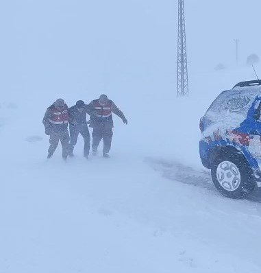 Aracı Arza Yapan Ve Donma Tehlikesi Geçiren Şahsı Jandarma Kurtardı