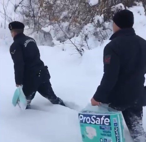 Yolu Kardan Kapanan Köyde İlacı Biten Hastanın Yardımına Jandarma Koştu