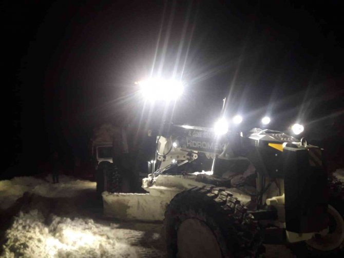 Kar Nedeniyle Yolda Mahsur Kalan Saman Yüklü Kamyonet, Ekipler Tarafından Kurtarıldı