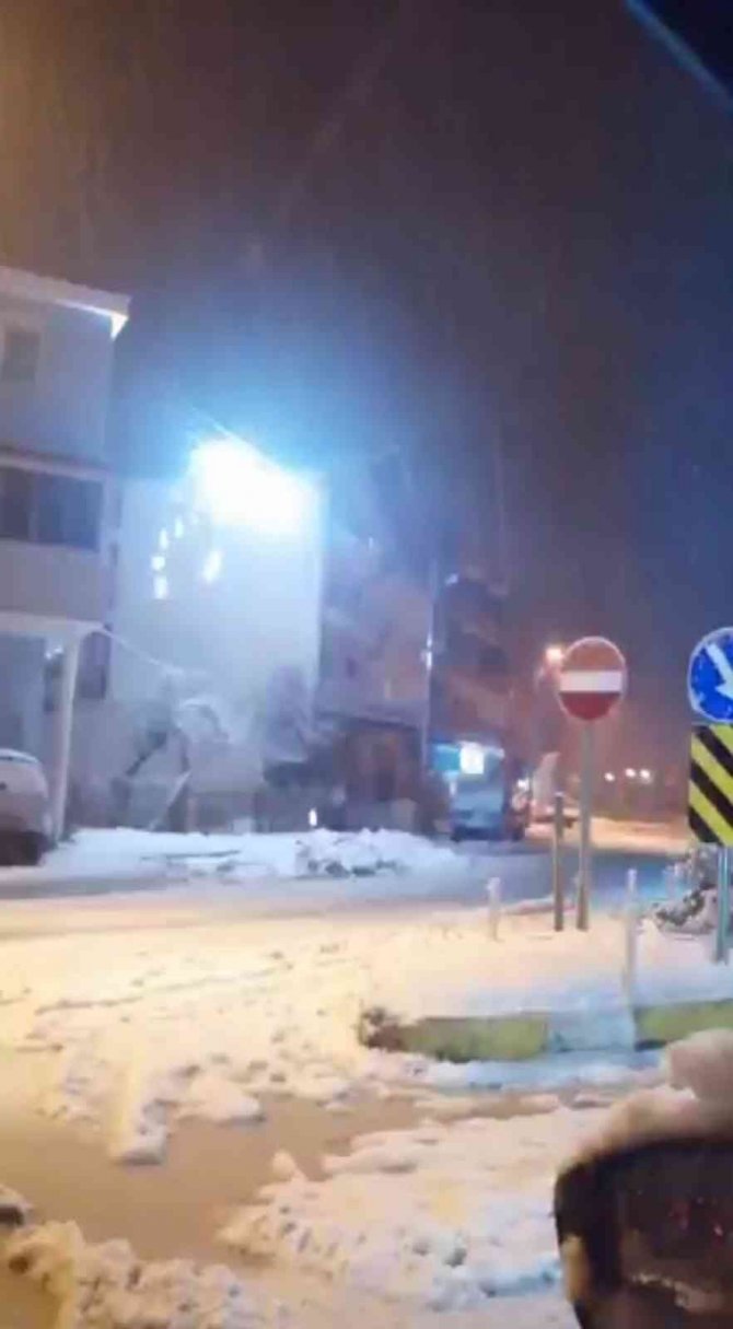 Elektrik Tellerinden Çıkan Kıvılcımlar Korkuttu