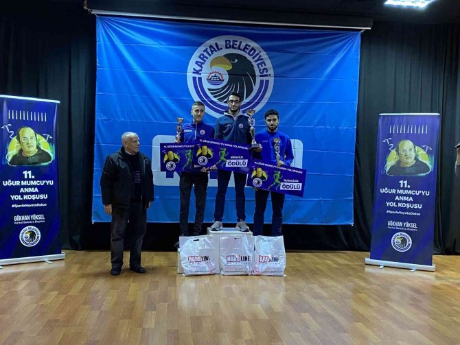 Gazeteci Uğur Mumcu İçin Soğuğa Aldırış Etmeden Koştular