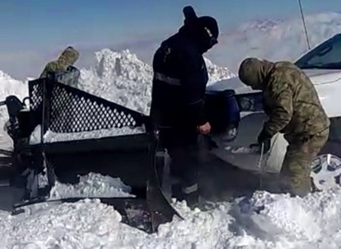 Kar Ve Tipide Mahsur Kalan Ekipleri Askerler Kurtardı