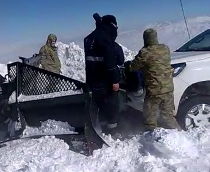 Kar Ve Tipide Mahsur Kalan Ekipleri Askerler Kurtardı