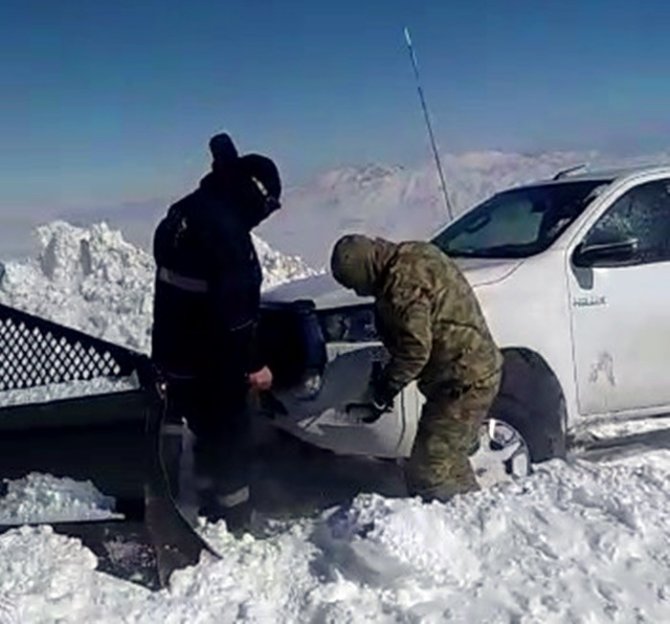 Kar Ve Tipide Mahsur Kalan Ekipleri Askerler Kurtardı