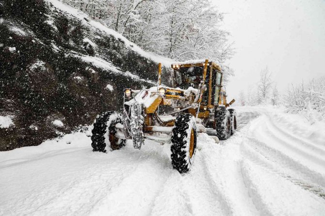 Bursa’da 36 Saatte 5 Bin 140 Kilometre Yol Kardan Temizlendi