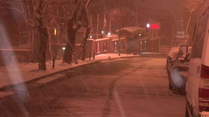 İ̇stanbul Anadolu Yakasında Gece Saatlerinde Kar Yağışı Etkili Oldu