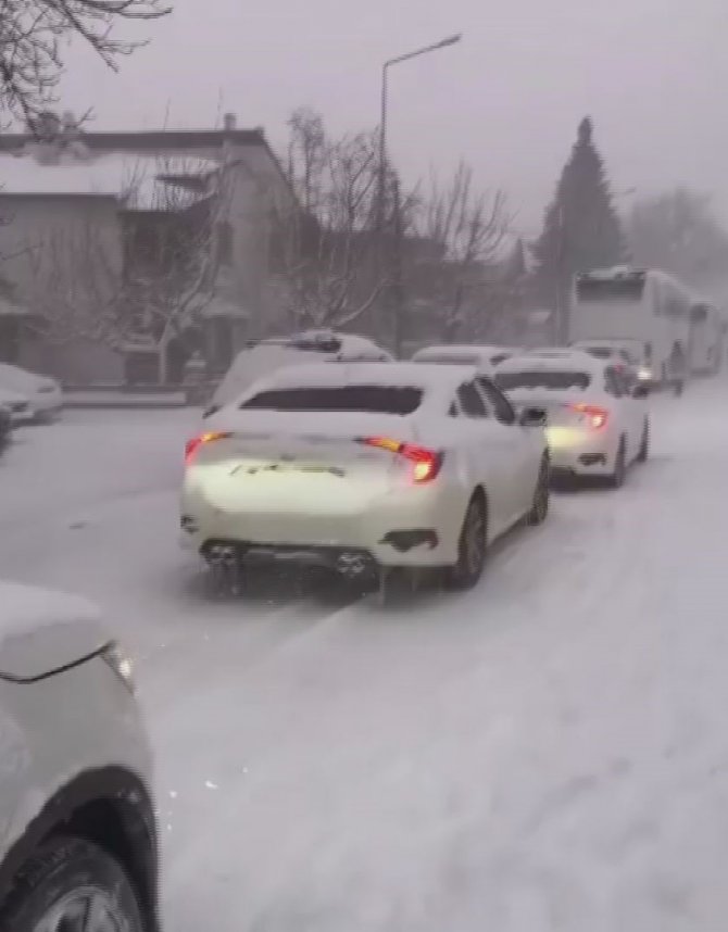 İ̇zmir’de Ulaşıma Kar Engeli: Onlarca Vatandaş Araçlarında Mahsur Kaldı