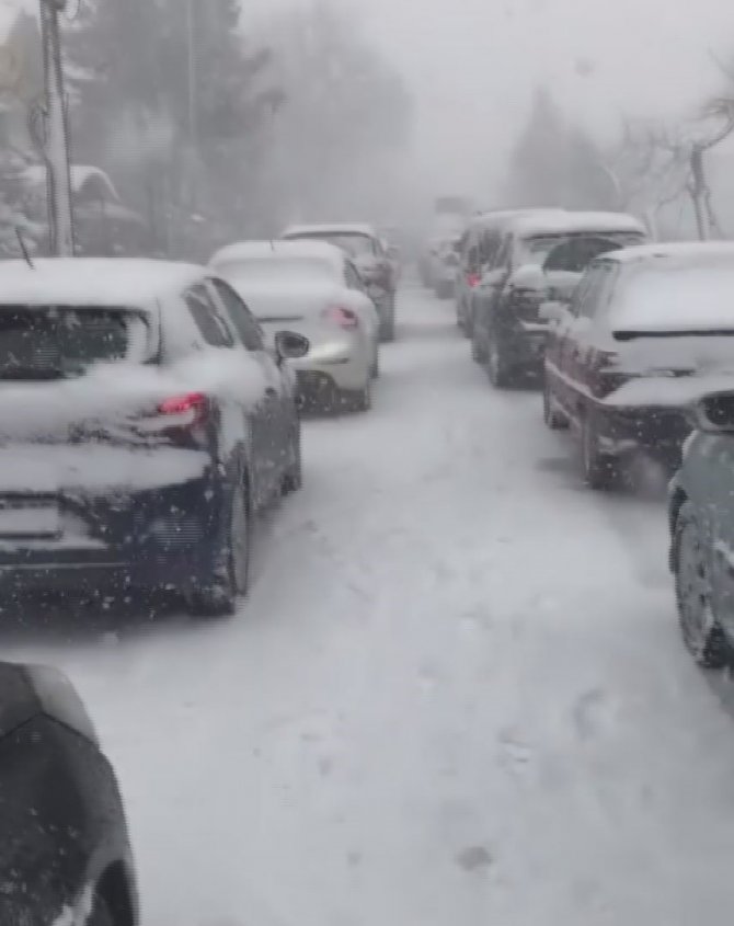 İ̇zmir’de Ulaşıma Kar Engeli: Onlarca Vatandaş Araçlarında Mahsur Kaldı