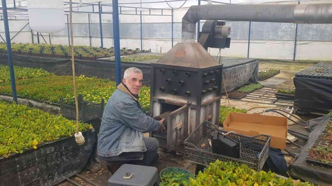 İ̇zmirli Çiçekçiler Zirai Don Nöbetinde