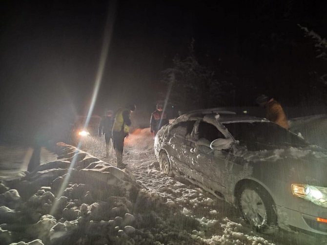 Kastamonu-çatalzeytin Karayolu Üzerine Çığ Düştü, Yol Ulaşıma Kapandı