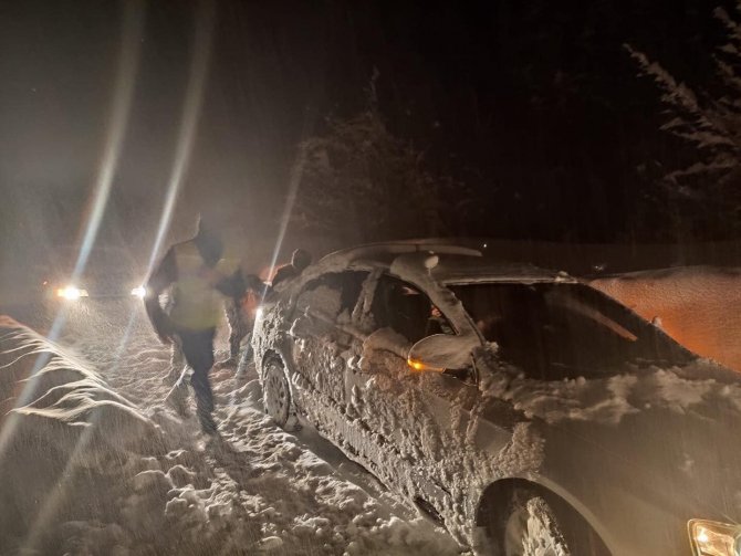 Kastamonu-çatalzeytin Karayolu Üzerine Çığ Düştü, Yol Ulaşıma Kapandı