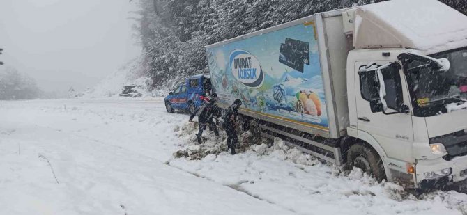 Yoldan Çıkan Kamyon, Şarampolde Kara Saplandı