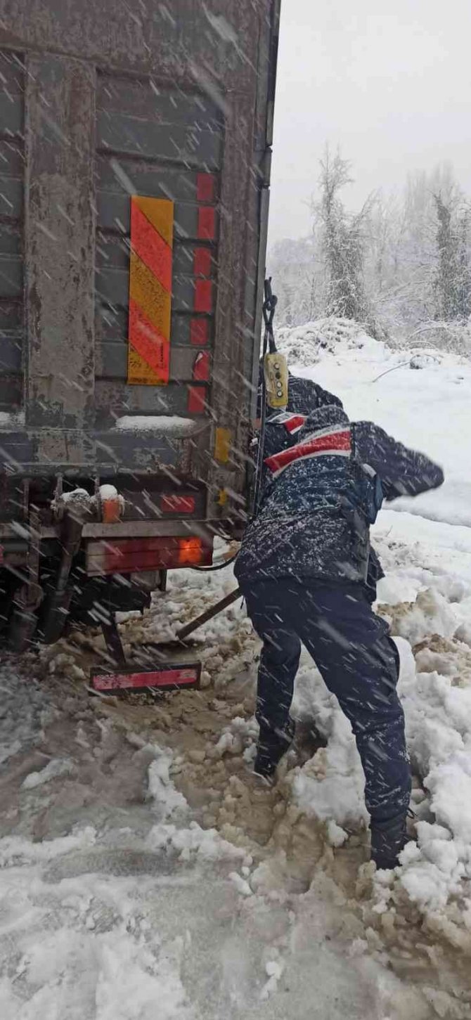 Yoldan Çıkan Kamyon, Şarampolde Kara Saplandı