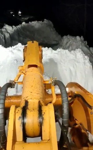 Elektrik Arıza Ekibi, Yoğun Kar Yağışında 3 Saat Mahsur Kaldı
