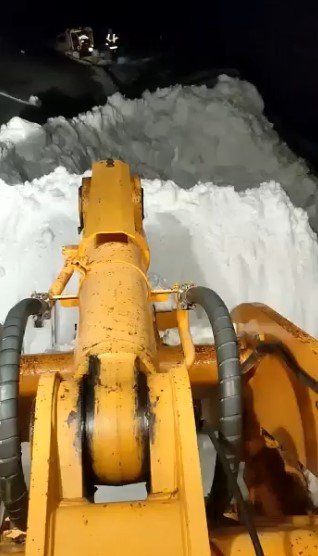 Elektrik Arıza Ekibi, Yoğun Kar Yağışında 3 Saat Mahsur Kaldı