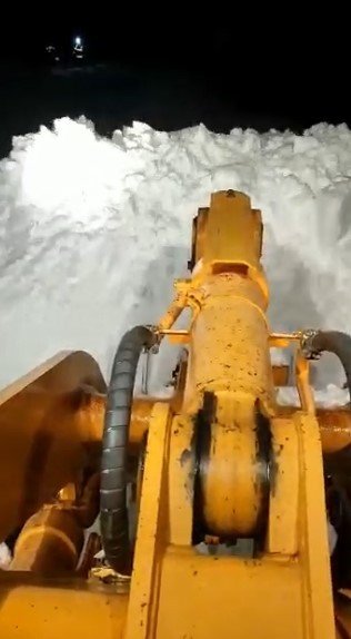 Elektrik Arıza Ekibi, Yoğun Kar Yağışında 3 Saat Mahsur Kaldı
