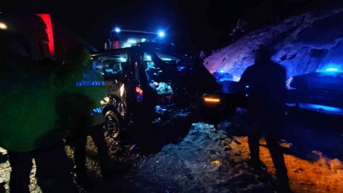 D100’de 8 Araç Birbirine Girdi: 9 Yaralı