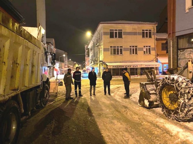 Kaymakam Ve Belediye Başkanı Karla Mücadele Çalışmalarını İnceledi