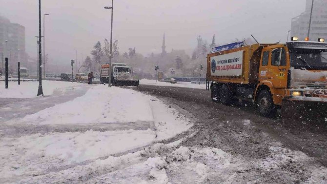 Kayseri Büyükşehir’in Kar Ve Tipi İle Mücadelesi Sürüyor