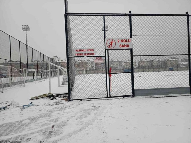 Kayseri’de Amatör Maçlara Kar Engeli