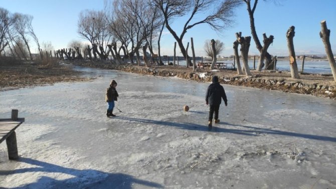 Buz Tutan Göletin Üzerinde Top Oynadılar