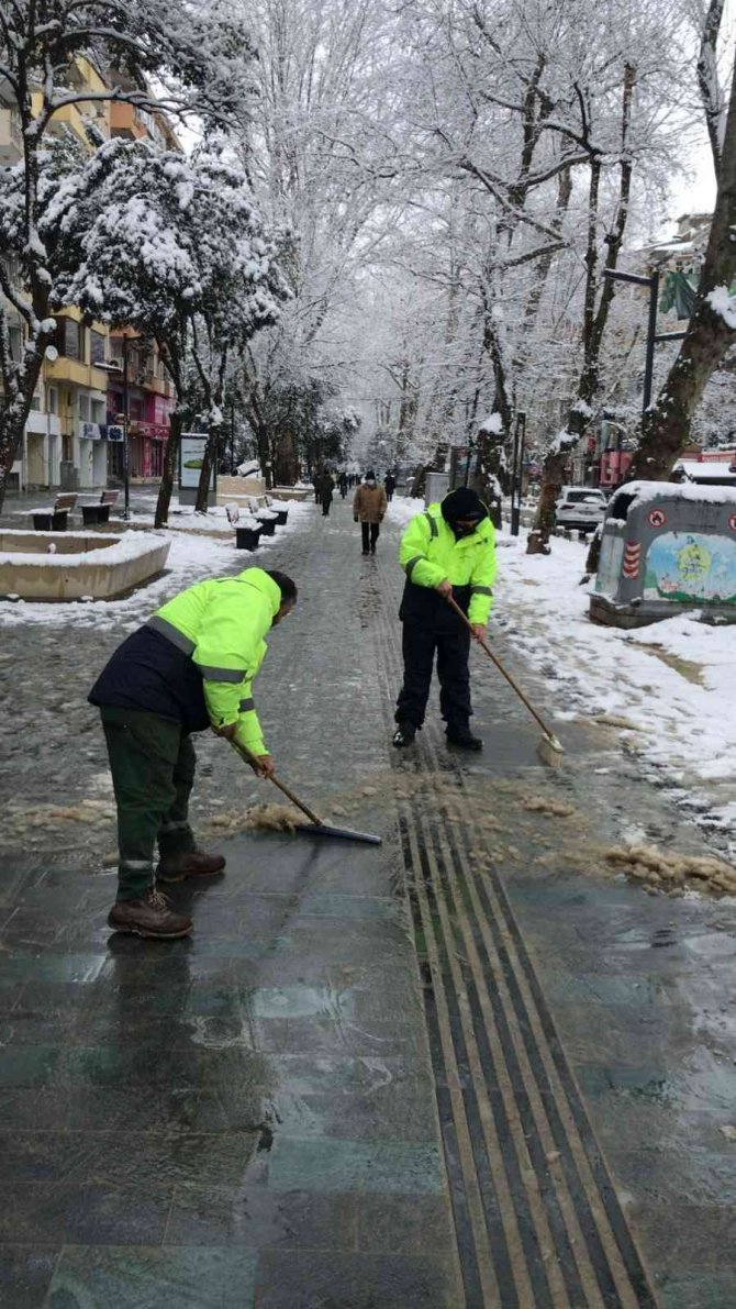 Ekiplerin Karla Mücadelesi Sürüyor