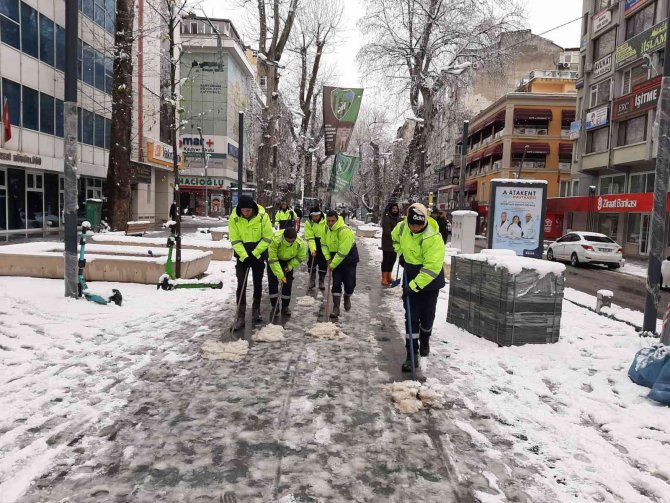 Ekiplerin Karla Mücadelesi Sürüyor