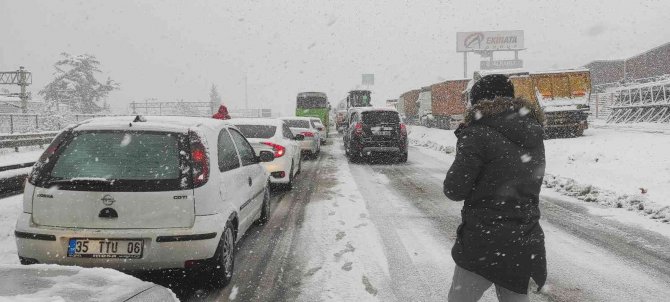 Tem Otoyolu İle D-100 Karayolu İ̇stanbul İstikameti Ulaşıma Kapandı