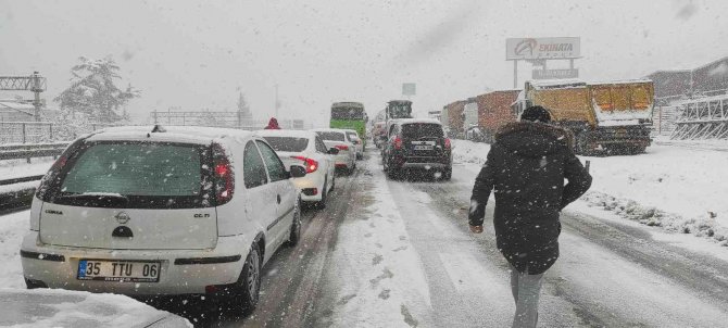 Tem Otoyolu İle D-100 Karayolu İ̇stanbul İstikameti Ulaşıma Kapandı