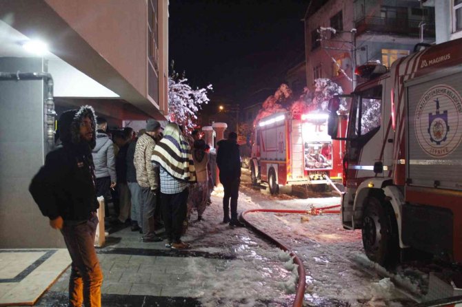 Çıkan Yangını Daire Camlarına Kar Topu Atarak Haber Verdi