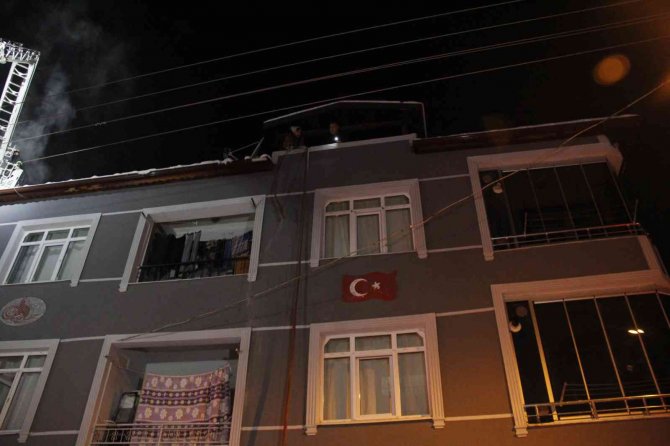 Çıkan Yangını Daire Camlarına Kar Topu Atarak Haber Verdi