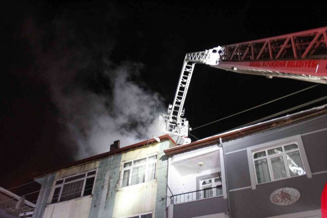 Çıkan Yangını Daire Camlarına Kar Topu Atarak Haber Verdi