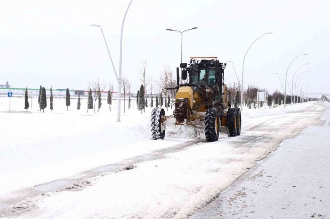 Konya Büyükşehir 31 İlçede Yolları Açık Tutmak İçin Yoğun Mesai Harcıyor
