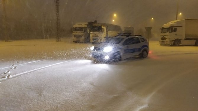 Konya’da Yoğun Kar Ve Tipi Nedeniyle Karayolları Ulaşıma Kapatıldı