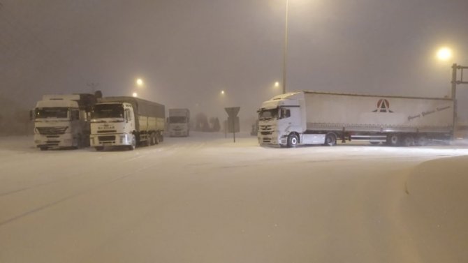 Konya’da Yoğun Kar Ve Tipi Nedeniyle Karayolları Ulaşıma Kapatıldı